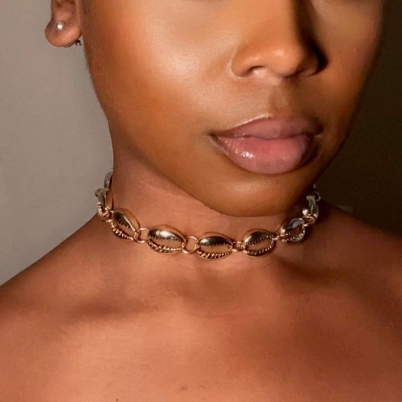 COWRIE SHELL CHOKER
